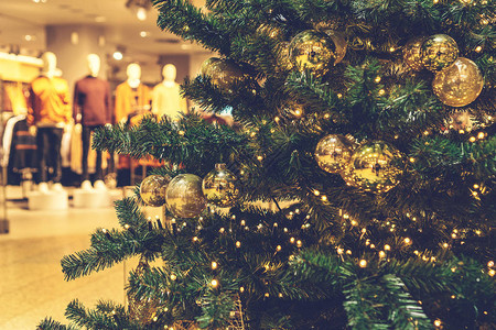 商场的圣诞树和有购物服背景图片
