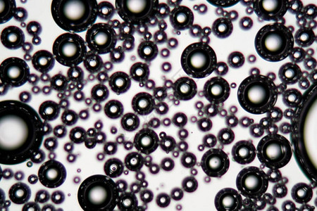 分散剂显微镜下和偏振光下表面活剂流体中的气泡表面活剂流体用作清洁剂润湿剂乳化剂发背景