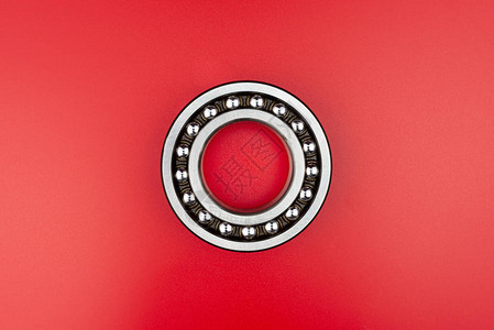 单颗球紧地在红色背景上隔离侧图片