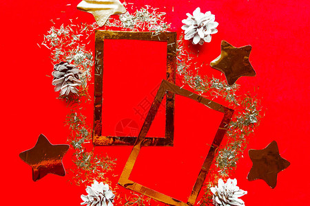 红色背景上的金色框架和圣诞装饰背景图片