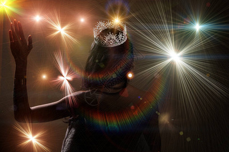 选美小姐选美大赛的肖像在露背晚装皮草礼服闪发光的钻石皇冠背景图片