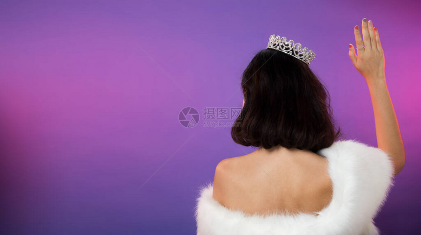 白色毛皮晚礼服裙闪发光的钻石皇冠图片