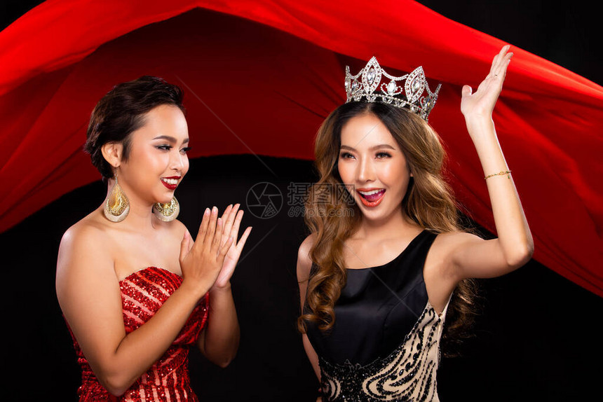 两位选美小姐选美皇后选手为宝石钻王冠开心而微笑图片
