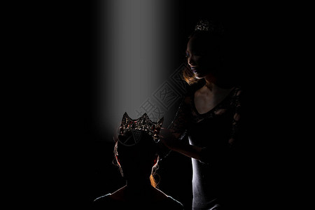 选美小姐选美皇后大赛的两个剪影阴后缘光将银钻石皇冠放在获胜者最后一刻世界宇宙中最美丽的女人背景图片
