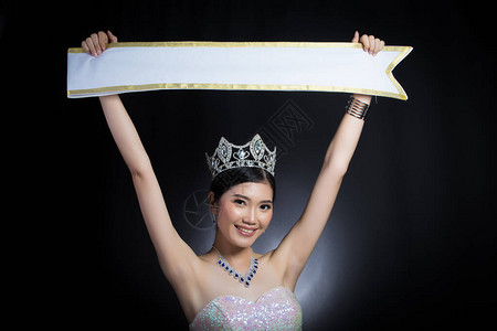 选美小姐选美大赛的肖像在亮片晚礼服长裙闪发光的钻石皇冠图片