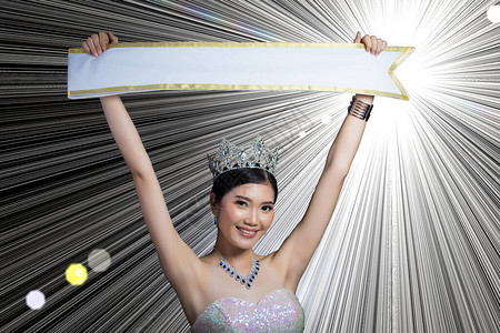 选美小姐选美大赛的肖像在亮片晚礼服长裙闪发光的钻石皇冠图片