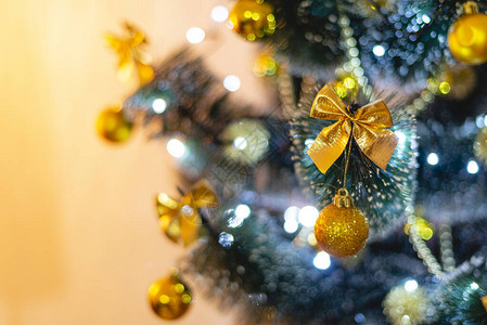 人造圣诞树的明灯和金装饰品细节图片