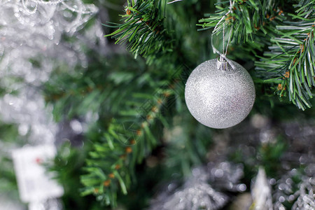 圣诞节和新年假期与圣诞球银色和圣图片