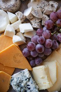 不同奶酪和葡萄的奶酪拼盘图片