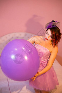 芭比娃的图片来自穿着盛大的充气球假日礼服的年轻美女图片