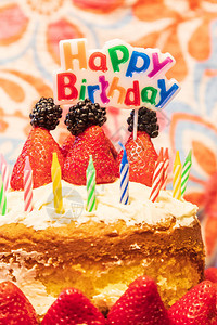 生日蛋糕加蜡烛草莓黑莓还有生图片
