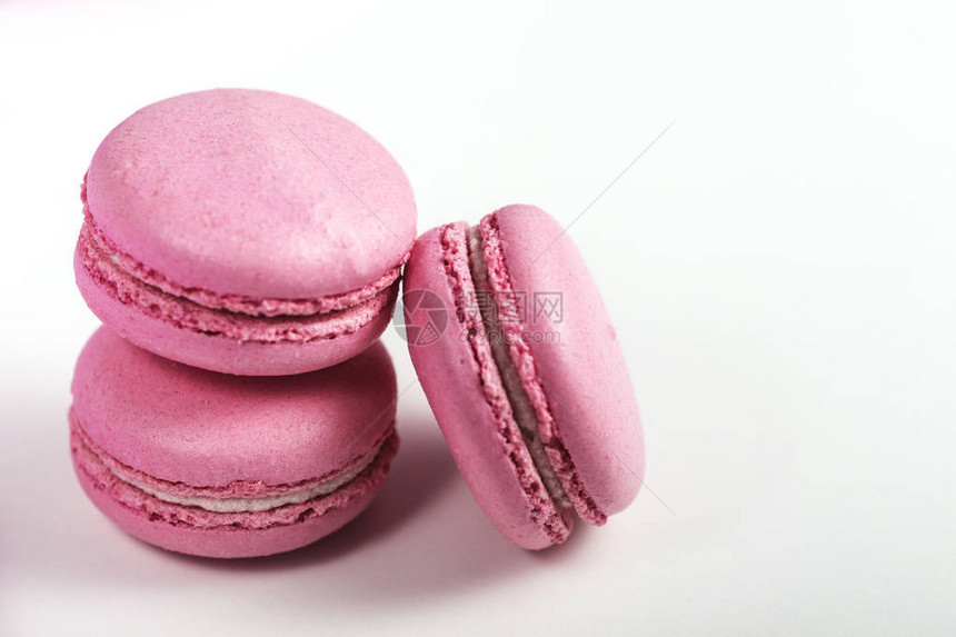 美味的法式甜点三个温柔的粉紫色蛋糕马卡龙或马卡龙图片