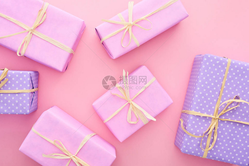 彩色礼品盒的顶部视图蝴蝶结以粉色隔开图片