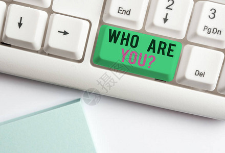概念手写显示你是谁的问题概念意义询问展示身份或展示信息白色pc键盘图片