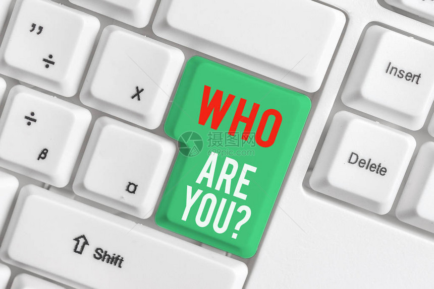 显示你是谁的文字符号商业照片展示询问展示身份或展示信息的白色pc键盘图片