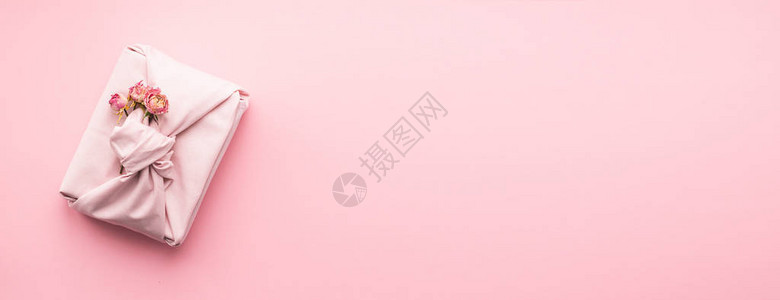 Furoshiki在粉红色背景上的包装礼织物背景图片