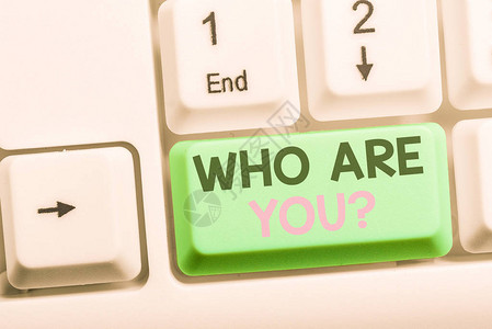 显示你是谁的文字符号展示询问身份或展示信息的商业照片白色pc键盘图片