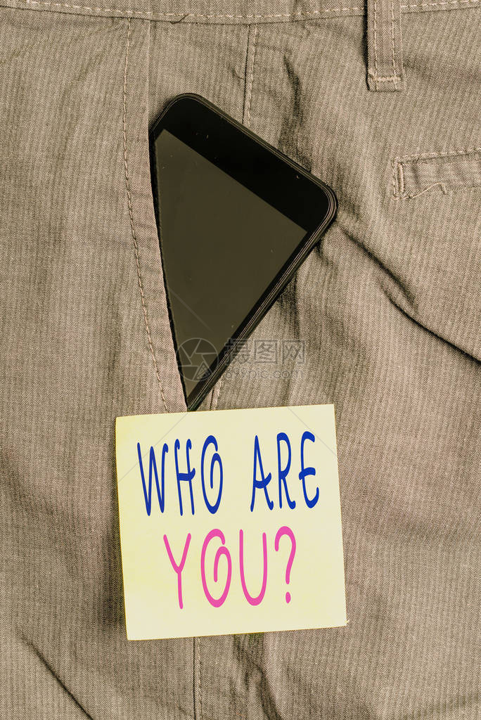 文字书写文本你是谁的问题商务照片展示询问某人身份或展示信息的智能手机设备在正式工作裤前袋图片