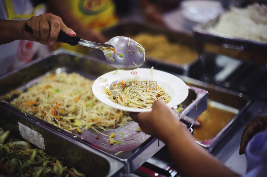 穷人的手接受志愿者的慈善食品服务贫困图片