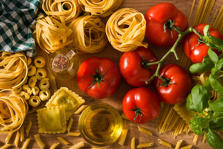 意大利面食和配料馄饨通心粉意大利面意大利饺子西红柿和罗勒图片