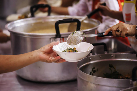 向饥饿的人捐赠食物贫困图片