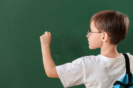 小男生在黑板上写东西图片