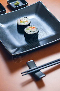在盘子上展示的寿司卷配图片