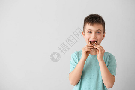 可爱的小男孩吃巧克力图片