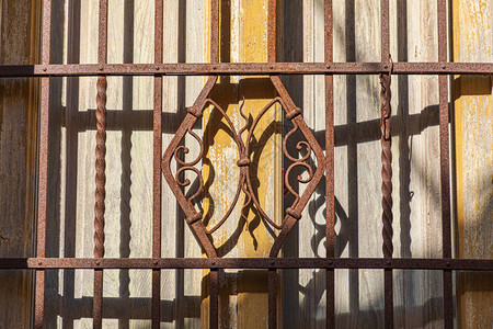 窗栏中世纪山城蒙塔尔巴诺埃利科纳的百叶窗背景
