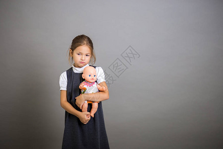一年级女孩抱着一个洋娃和长的寿图片