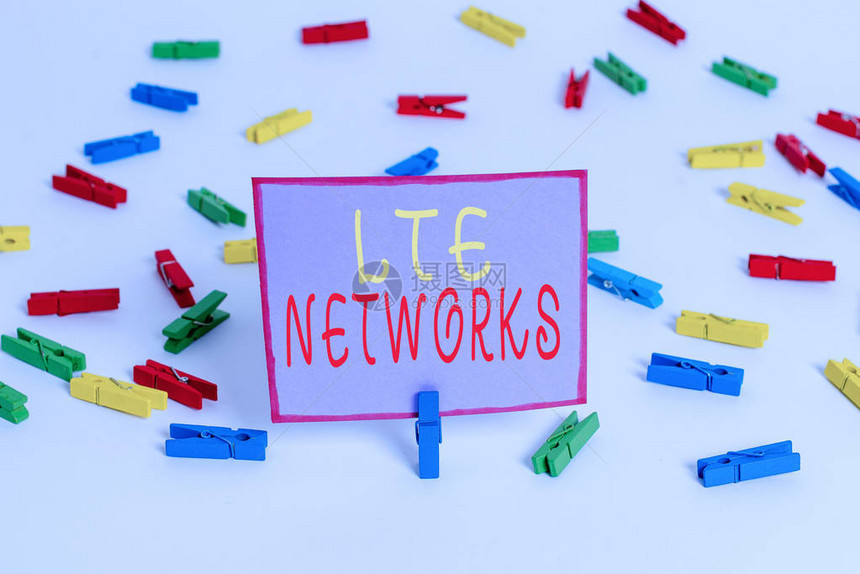 表示LteNetworks的概念意思是无线通信可用最快的网络连接彩色衣物纸空白提醒白地板办公室EnterworldWorldO图片