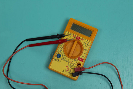 它可以测量电压电流和电阻图片