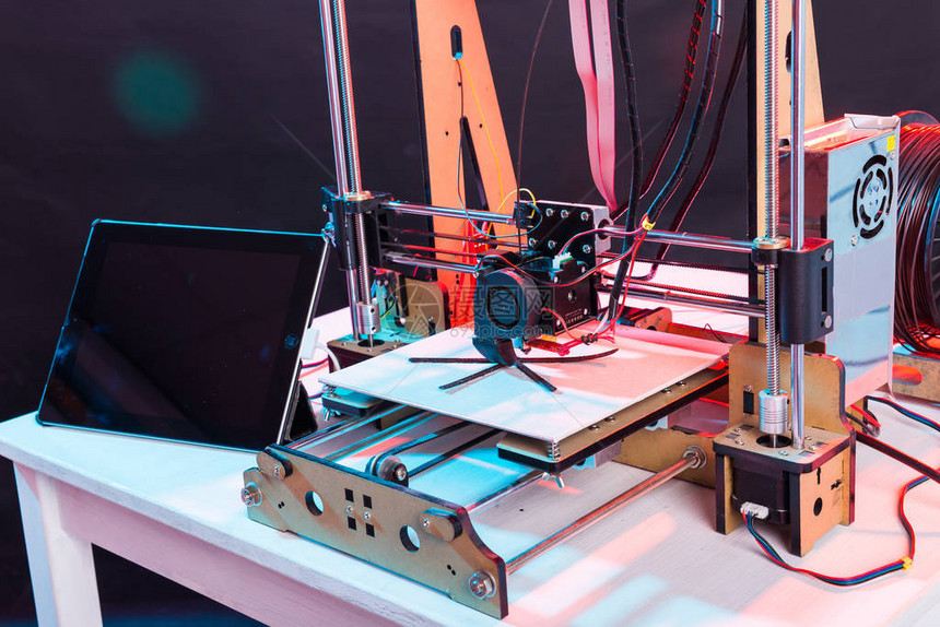 在学校实验室工作期间的电子三维塑料打印机3D打印机图片
