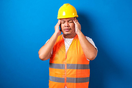 亚洲建筑工人穿着建筑制服和安全头盔图片