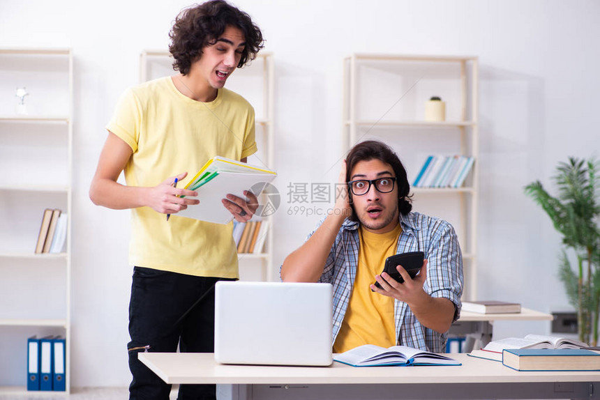 教室里的两名男学生图片