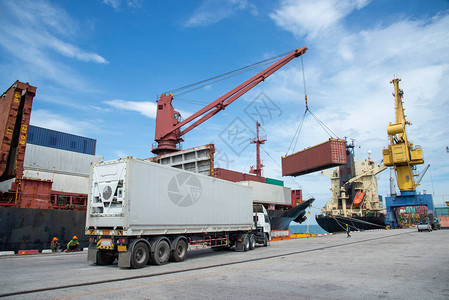 海购关税工业起重机在货船中装载集装箱背景