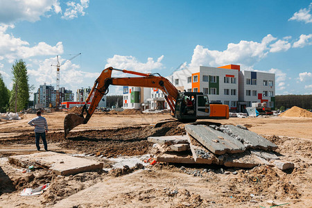 在新的幼儿园和停车场附近修建道路的橙色图片