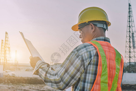 工程师施工手持纸蓝图检查楼盘建设项目图片