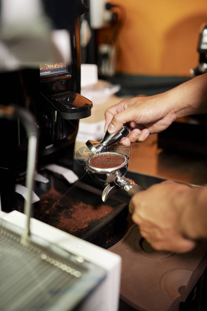 关闭酒吧招待店用烤咖啡豆做火粉在咖啡图片