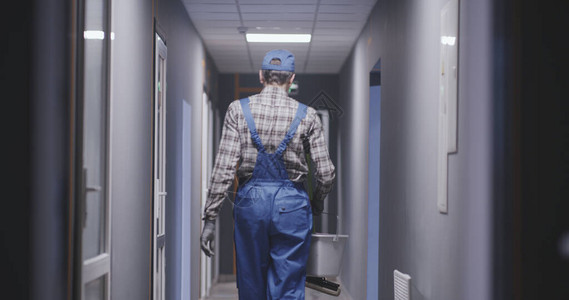 一整张照片一名清洁工在走廊图片