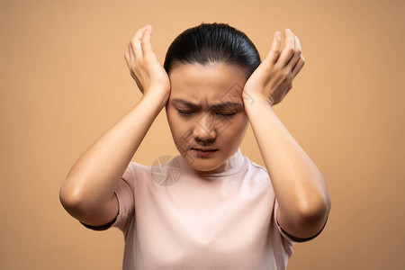 亚裔妇女头痛头部触碰头痛身处蜜蜂背图片