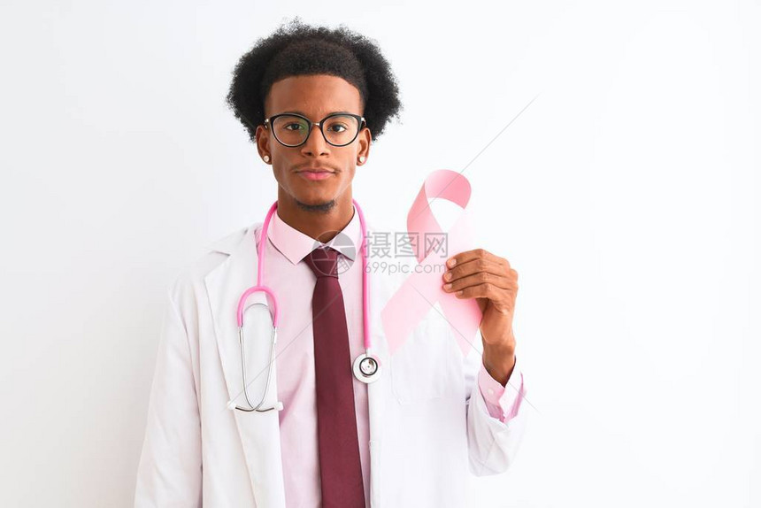 年轻非裔美国医生男子在孤立的白色背景上持有癌症丝带图片