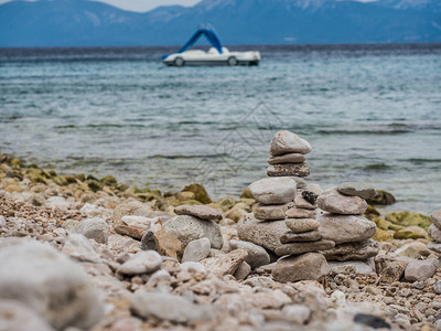 海滩上的Zen石头海图片