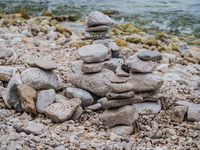 海滩上的Zen石头海图片