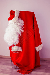 圣诞老人的衣服挂在椅子上图片