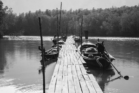 旅行生活渔船黑白照图片