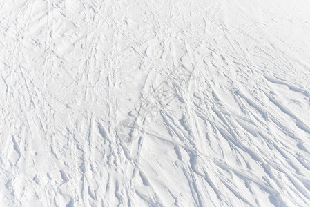 没有滑雪者留下的轻曲线足迹图片
