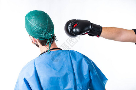男子用拳击手套打医生图片