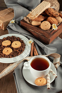 一杯白茶配燕麦饼干和饼干图片