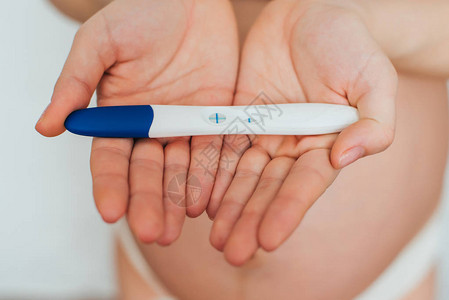 怀孕测试在女孩的手中结果呈图片